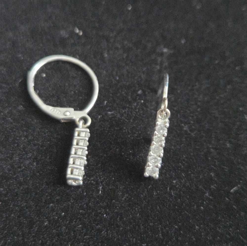 NEW WOMENS 10 K 1.1 GRAMS WHITE GOLD 0.10 CT GENUINE DIAMONDS DANGLING EARRINGS - Picture 1 of 4